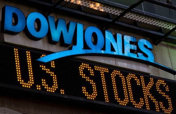 رسوم بيانية لمؤشرات الأسهم الأمريكية تظهر صعودًا قياسيًا لمؤشر داو جونز فوق 50 ألف نقطة.