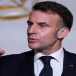 الرئيس الفرنسي إيمانويل ماكرون يتحدث في مؤتمر صحفي حول قرار المحكمة العليا الأمريكية بشأن الرسوم الجمركية.