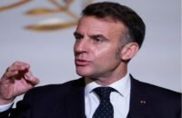 الرئيس الفرنسي إيمانويل ماكرون يتحدث في مؤتمر صحفي حول قرار المحكمة العليا الأمريكية بشأن الرسوم الجمركية.