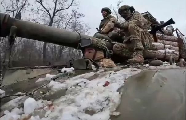 صورة لممثلي الوفود الروسية والأوكرانية والأمريكية في جنيف أثناء المباحثات الدبلوماسية.