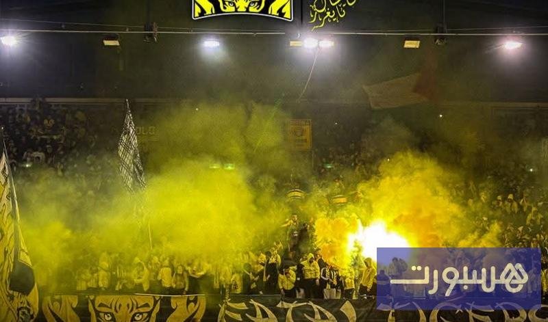 صورة تظهر أعضاء من فصيل الفاتال تايغرز يوزعون قففاً غذائية على الأسر المحتاجة في مدينة فاس خلال شهر رمضان.