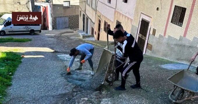شباب حي أفزار بالحسيمة يقومون بإصلاح شارع محلي