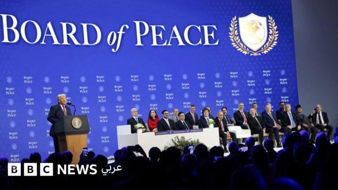 مجلس السلام الأمريكي: جدل حول الدور وتوقعات بتعهدات مالية ضخمة لغزة في اجتماعه الأول بواشنطن 1 الرئيس الأمريكي دونالد ترامب يلقي كلمة خلال إعلان ميثاق مبادرة "مجلس السلام" في دافوس.