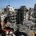 صورة لمدينة غزة تظهر آثار الدمار مع خلفية لمؤتمر دولي