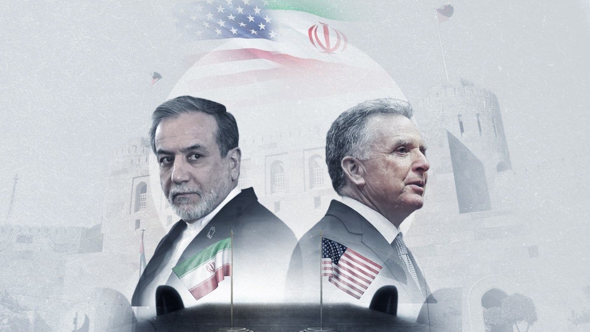 صورة تجمع مسؤولين أمريكيين وإيرانيين في قاعة اجتماعات خلال محادثات مسقط، مع وجود علم سلطنة عمان.