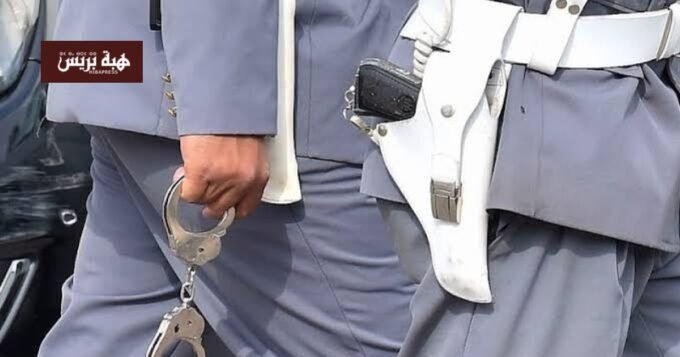 الدرك الملكي بفاس يفك لغز محاولة سرقة وكالة لتحويل الأموال ويوقف مشتبه فيهما 1 صورة لعناصر الدرك الملكي أثناء عملية أمنية أو وكالة لتحويل الأموال.