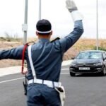 حكم تاريخي لمحكمة النقض: الرادار يثبت مخالفات السير و"واتساب" لا يلغيها 6 صورة لرادار متحرك على طريق مغربي، يرمز إلى مراقبة السرعة وتطبيق القانون.