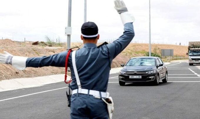 صورة لرادار متحرك على طريق مغربي، يرمز إلى مراقبة السرعة وتطبيق القانون.