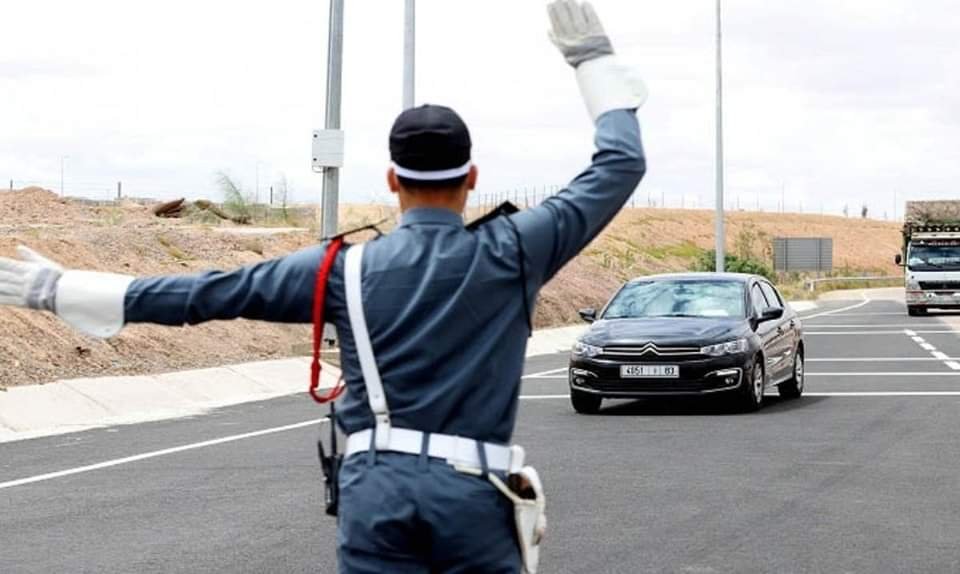 حكم تاريخي لمحكمة النقض: الرادار يثبت مخالفات السير و"واتساب" لا يلغيها 3 صورة لرادار متحرك على طريق مغربي، يرمز إلى مراقبة السرعة وتطبيق القانون.