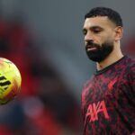 محمد صلاح يزين منزله بزينة رمضان