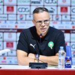 صورة لمحمد وهبي، المدرب الجديد لأسود الأطلس، خلال إحدى المباريات أو التتويجات.