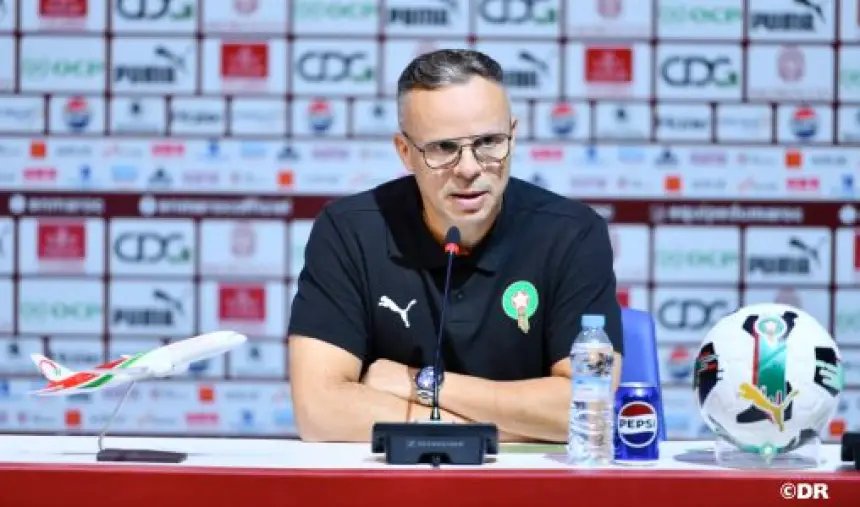 صورة لمحمد وهبي، المدرب الجديد لأسود الأطلس، خلال إحدى المباريات أو التتويجات.