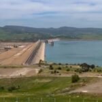 صورة جوية لسد مغربي ممتلئ بالمياه يعكس وفرة الموارد المائية بعد الأمطار الأخيرة.