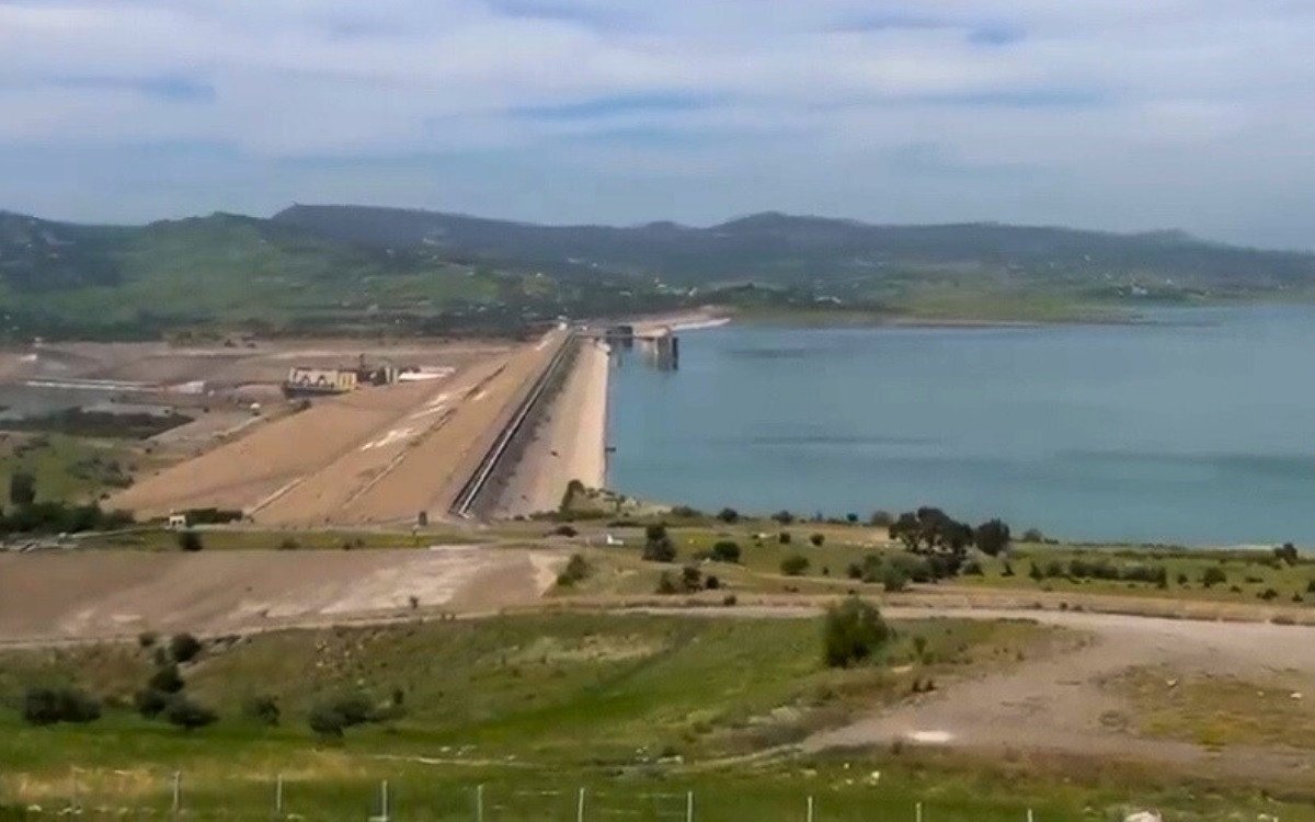 صورة جوية لسد مغربي ممتلئ بالمياه يعكس وفرة الموارد المائية بعد الأمطار الأخيرة.
