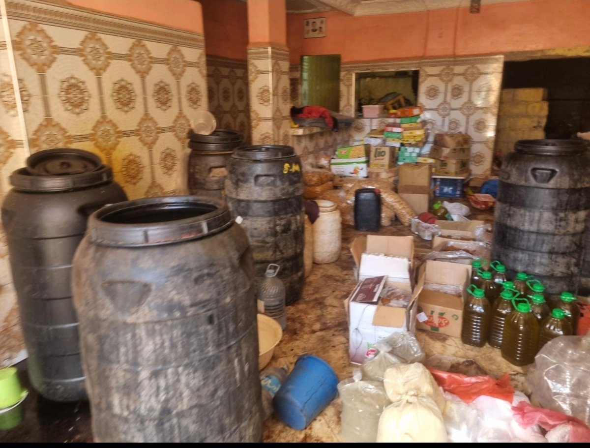 الدرك الملكي بتارودانت يفكك مستودعًا سريًا للمواد الغذائية الفاسدة بإيغرم 3 صورة لعملية مداهمة مستودع مواد غذائية فاسدة من قبل الدرك الملكي بإيغرم، تارودانت.