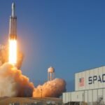 تصور فني لأقمار صناعية تدور في مدار الأرض وتعمل كمراكز بيانات للذكاء الاصطناعي