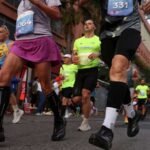 صورة بانورامية تجمع عناصر تعبر عن الأخبار المتنوعة مثل خرائط الشرق الأوسط، رموز سياسية، ميكروفون، ودرع جوائز.