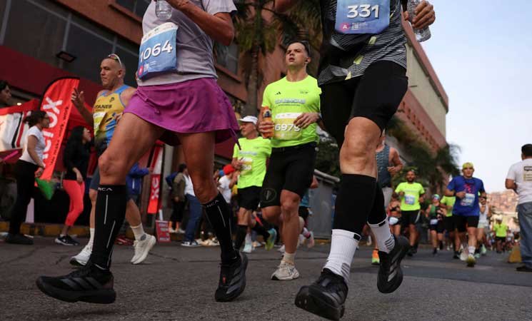 صورة بانورامية تجمع عناصر تعبر عن الأخبار المتنوعة مثل خرائط الشرق الأوسط، رموز سياسية، ميكروفون، ودرع جوائز.