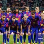 مارك كاسادو لاعب برشلونة الشاب في لقطة من مباراة، مع إشارة إلى اهتمام صندوق الاستثمار السعودي.