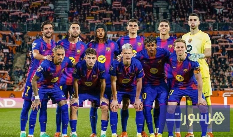 مارك كاسادو لاعب برشلونة الشاب في لقطة من مباراة، مع إشارة إلى اهتمام صندوق الاستثمار السعودي.