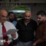 صورة من مسلسل "القيصر لا زمان ولا مكان" تظهر مشهداً من داخل السجن.
