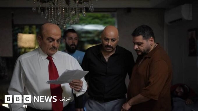 صورة من مسلسل "القيصر لا زمان ولا مكان" تظهر مشهداً من داخل السجن.