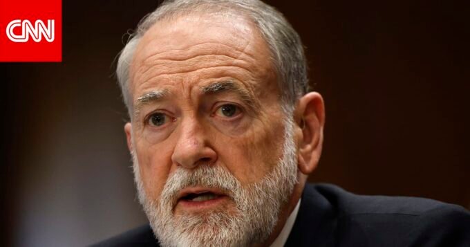 صورة للسفير الأمريكي مايك هاكابي أثناء إدلائه بتصريحات