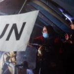 حافلة تقل مسافرين فلسطينيين تعبر معبر رفح إلى قطاع غزة بعد إعادة فتحه جزئياً