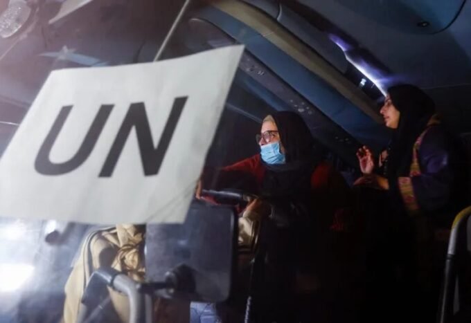 حافلة تقل مسافرين فلسطينيين تعبر معبر رفح إلى قطاع غزة بعد إعادة فتحه جزئياً