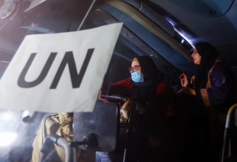 حافلة تقل مسافرين فلسطينيين تعبر معبر رفح إلى قطاع غزة بعد إعادة فتحه جزئياً