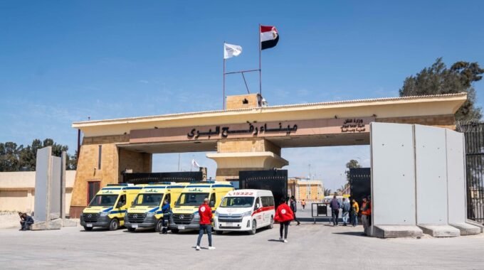 صورة لمعبر رفح البري يظهر فيه سيارات إسعاف وطواقم طبية تستقبل جرحى من قطاع غزة.