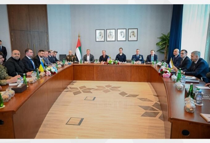 صورة لوفود المفاوضات الأوكرانية-الروسية في أبوظبي خلال الجولة الثانية من المحادثات.