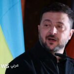 مفاوضات السلام الأوكرانية الروسية: واشنطن تضطلع بدور قيادي في مراقبة وقف إطلاق النار وسط تقدم حذر 4 الرئيس الأوكراني فولوديمير زيلينسكي يتحدث في مؤتمر صحفي، مع خلفية غير واضحة.