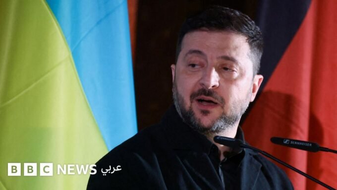 مفاوضات السلام الأوكرانية الروسية: واشنطن تضطلع بدور قيادي في مراقبة وقف إطلاق النار وسط تقدم حذر 5 الرئيس الأوكراني فولوديمير زيلينسكي يتحدث في مؤتمر صحفي، مع خلفية غير واضحة.