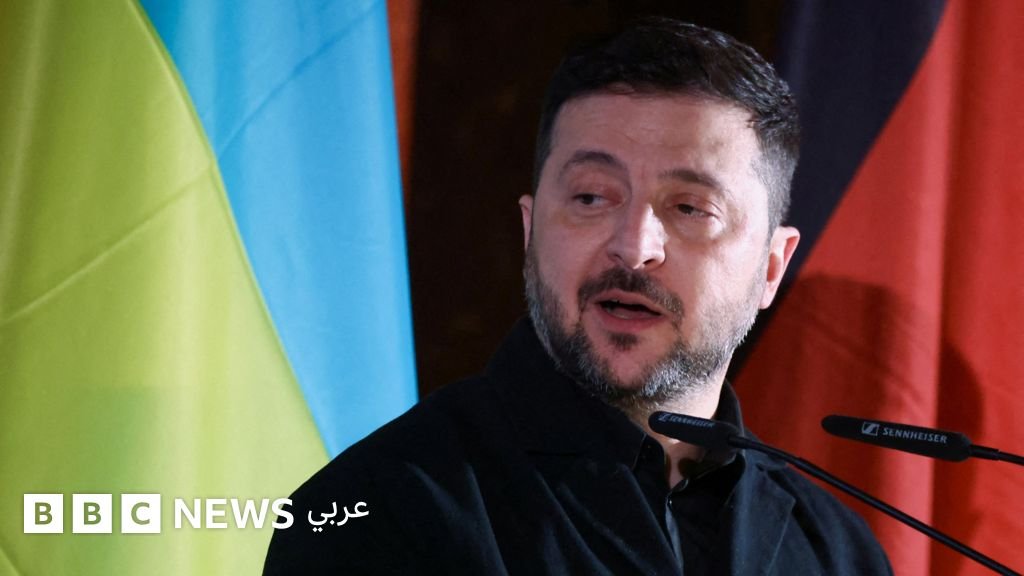 مفاوضات السلام الأوكرانية الروسية: واشنطن تضطلع بدور قيادي في مراقبة وقف إطلاق النار وسط تقدم حذر 3 الرئيس الأوكراني فولوديمير زيلينسكي يتحدث في مؤتمر صحفي، مع خلفية غير واضحة.