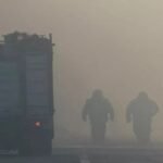 صورة لمراسل تلفزيوني يقف أمام خلفية تظهر آثار الحرب في أوكرانيا، مع إشارة إلى المفاوضات السياسية.