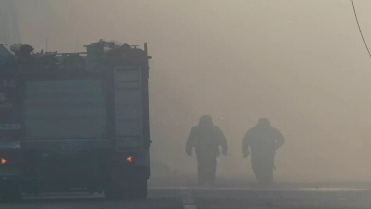 صورة لمراسل تلفزيوني يقف أمام خلفية تظهر آثار الحرب في أوكرانيا، مع إشارة إلى المفاوضات السياسية.