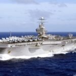 حاملة طائرات أمريكية في الخليج العربي، تظهر عمليات إقلاع وهبوط الطائرات، قبيل محادثات إيران.