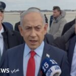 رئيس الوزراء الإسرائيلي بنيامين نتنياهو يتحدث، مع خلفية تشير إلى العلاقات الدولية والتوترات الإقليمية.