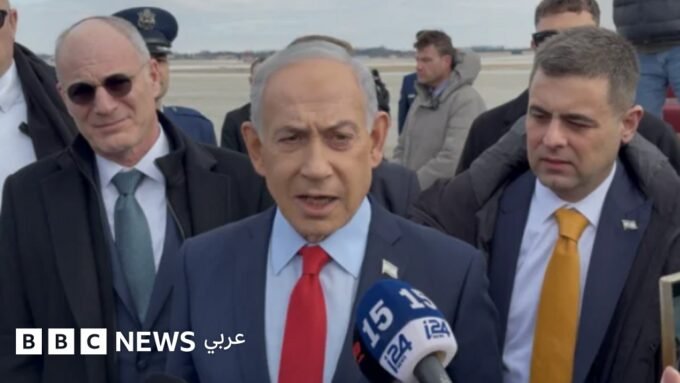 رئيس الوزراء الإسرائيلي بنيامين نتنياهو يتحدث، مع خلفية تشير إلى العلاقات الدولية والتوترات الإقليمية.