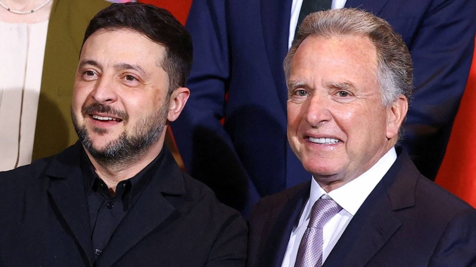 الرئيس الأوكراني فولوديمير زيلينسكي خلال محادثة هاتفية مع مسؤولين أمريكيين.