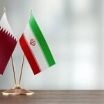 صورة تظهر مسؤولين قطريين وإيرانيين خلال مباحثات دبلوماسية حول التوترات الإقليمية.