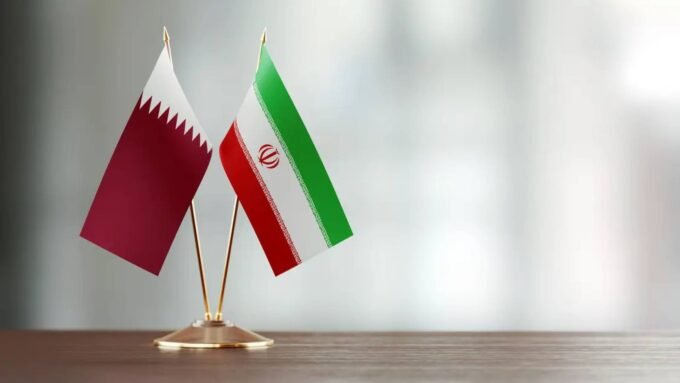 صورة تظهر مسؤولين قطريين وإيرانيين خلال مباحثات دبلوماسية حول التوترات الإقليمية.