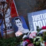 متظاهرون يحملون لافتة كتب عليها 'العدالة لكويتن' خلال مسيرة تكريمًا للناشط اليميني المتطرف في ليون.