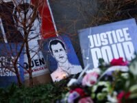 متظاهرون يحملون لافتة كتب عليها 'العدالة لكويتن' خلال مسيرة تكريمًا للناشط اليميني المتطرف في ليون.