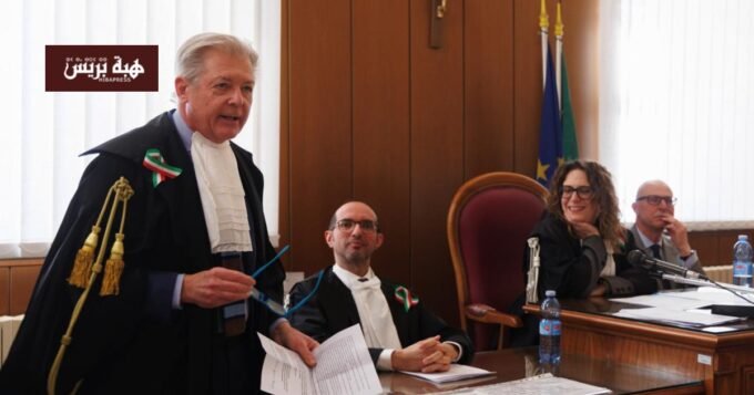 القضاء الإيطالي يدين سياسياً بارزاً بالسجن 12 عاماً في قضية مقتل الشاب المغربي يونس البوستاوي 7 صورة قاعة محكمة في إيطاليا ترمز للحكم على سياسي في قضية مقتل يونس البوستاوي