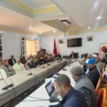 الرشيدية: حملة توعوية وميدانية مكثفة لمكافحة داء الليشمانيا بجماعة ملعب 6 صورة تظهر فريقًا من السلطات الصحية والمحلية يتحدثون مع فلاحين في منطقة قروية بالرشيدية حول الوقاية من داء الليشمانيا.