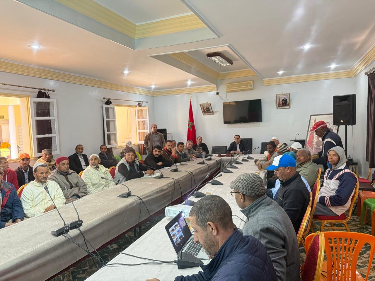 الرشيدية: حملة توعوية وميدانية مكثفة لمكافحة داء الليشمانيا بجماعة ملعب 3 صورة تظهر فريقًا من السلطات الصحية والمحلية يتحدثون مع فلاحين في منطقة قروية بالرشيدية حول الوقاية من داء الليشمانيا.