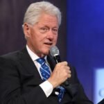 صورة للرئيس الأمريكي الأسبق بيل كلينتون يتحدث، في إشارة إلى مطالبته بجلسة علنية حول ملفات إبستين.