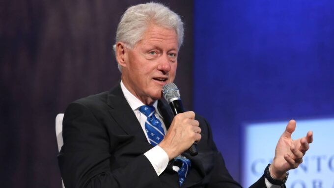 صورة للرئيس الأمريكي الأسبق بيل كلينتون يتحدث، في إشارة إلى مطالبته بجلسة علنية حول ملفات إبستين.